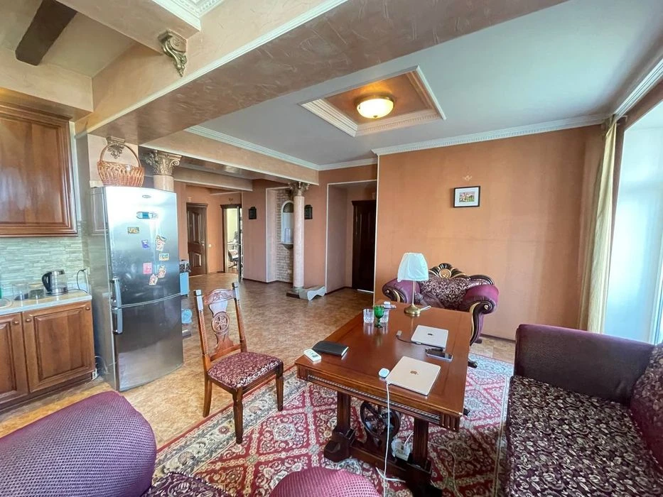 Продам 3 к - Парк Шевченка - Центр- сталинка