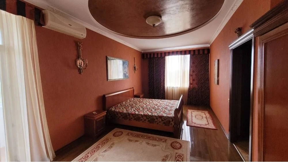 Продам 3 к - Парк Шевченка - Центр- сталинка