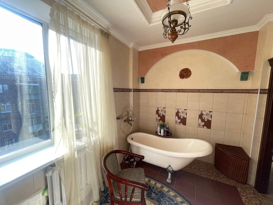 Продам 3 к - Парк Шевченка - Центр- сталинка