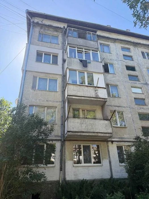 Продаж великої 3 кім квартири з земельною ділянкою
