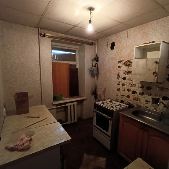 Продаю 1 кім квартиру площа Перемоги ( за АТБ ),