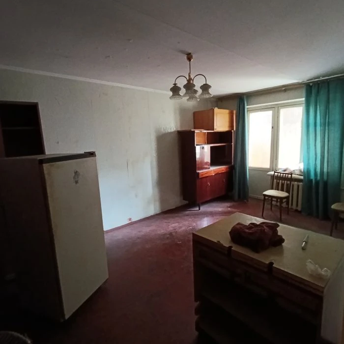 Продаю 1 кім квартиру площа Перемоги ( за АТБ ),