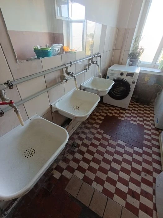 Терміново продам 2кім.в гуртожитку  на Київські