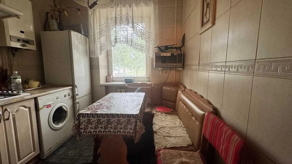3 ком. квартира на Павловом Поле, ул. Вартових Неба, 1 этаж.
