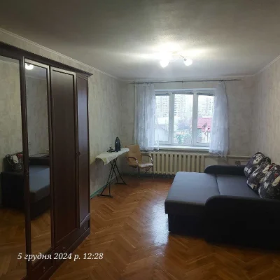 "Обол. липки" простора 2-кімн. в цегляному відомчому будинку
