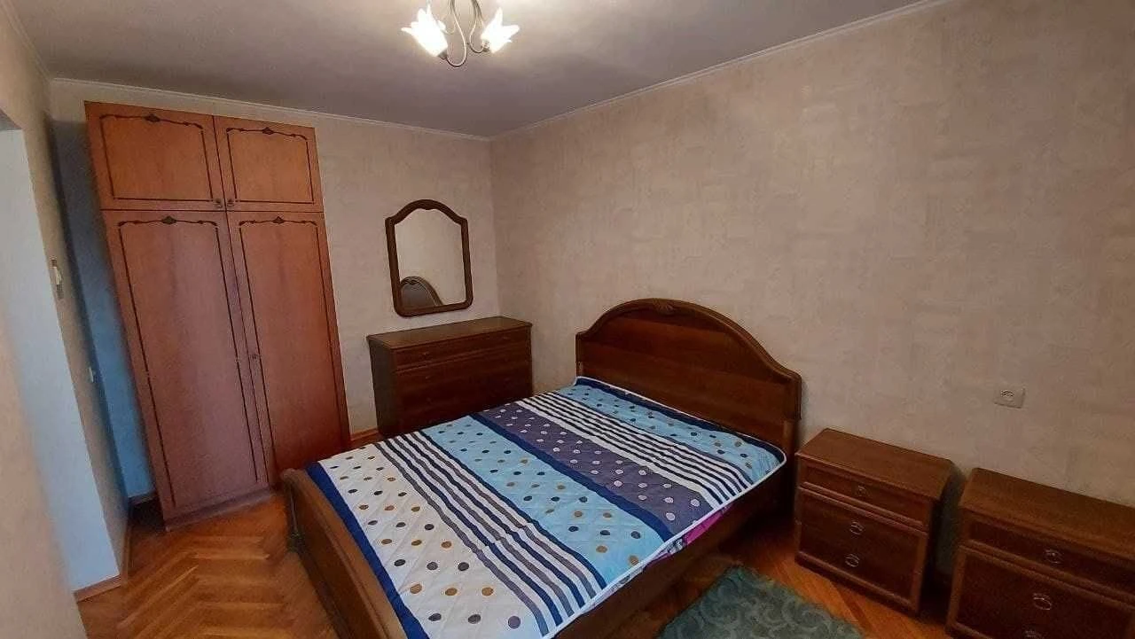 "Обол. липки" простора 2-кімн. в цегляному відомчому будинку