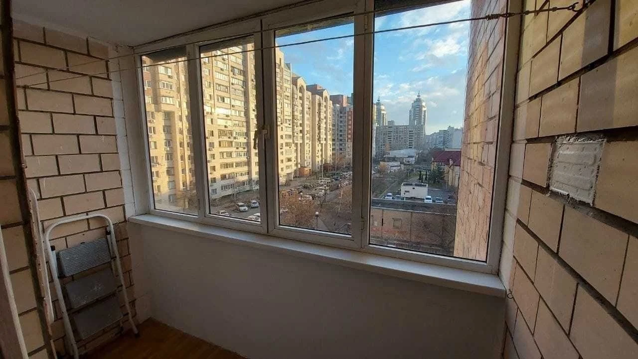 "Обол. липки" простора 2-кімн. в цегляному відомчому будинку
