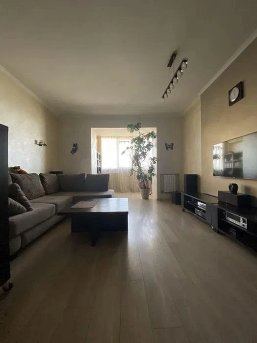Продам 3-комн квартиру в районе Суворова ул.