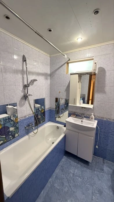 Продаж 3-х кімнатної квартири 70 м² вул. РІВНА, 28