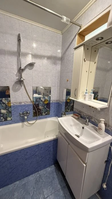 Продаж 3-х кімнатної квартири 70 м² вул. РІВНА, 28