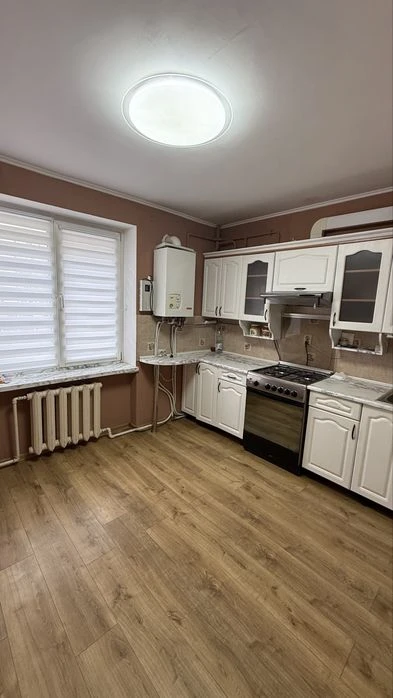 Продаж 3-х кімнатної квартири 70 м² вул. РІВНА, 28