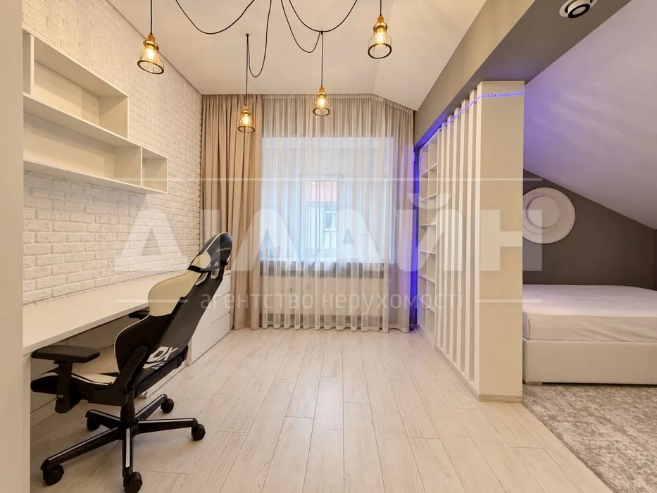 Продаж дворівневої квартири 240 м² у ЖК «Ренесанс» із чотирм