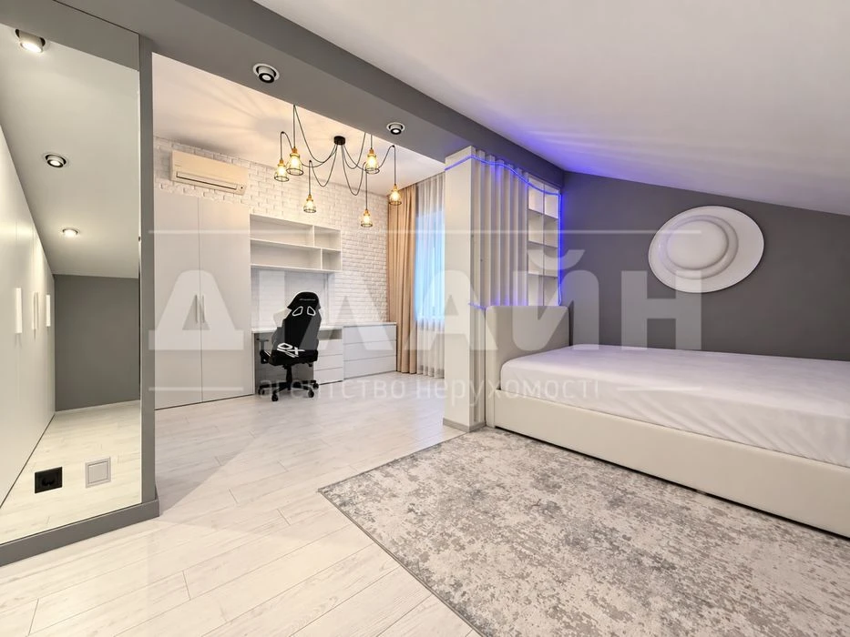Продаж дворівневої квартири 240 м² у ЖК «Ренесанс» із чотирм