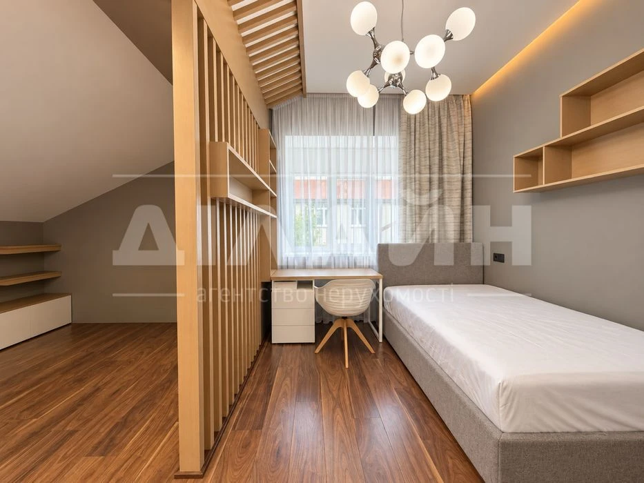 Продаж дворівневої квартири 240 м² у ЖК «Ренесанс» із чотирм