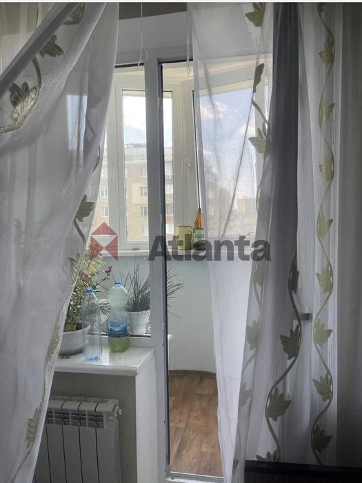 Продается 3ком. квартира на среднем этаже на Семена Палия!