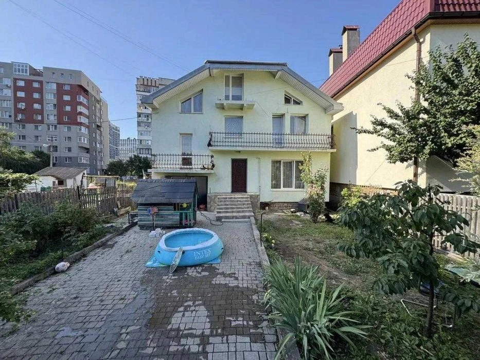 поверховий будинок з власною земельною ділянкою у ближньому