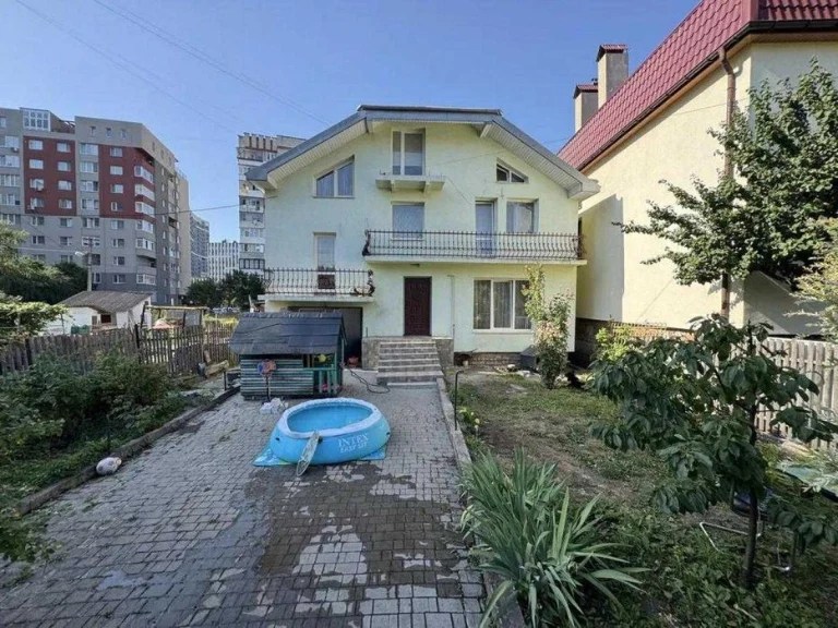 поверховий будинок з власною земельною ділянкою у ближньому