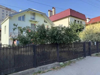 поверховий будинок з власною земельною ділянкою у ближньому