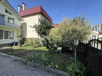 поверховий будинок з власною земельною ділянкою у ближньому