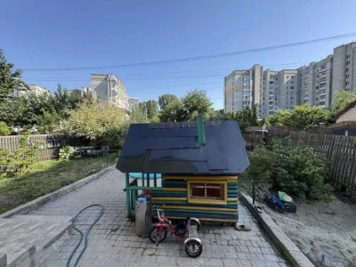 поверховий будинок з власною земельною ділянкою у ближньому