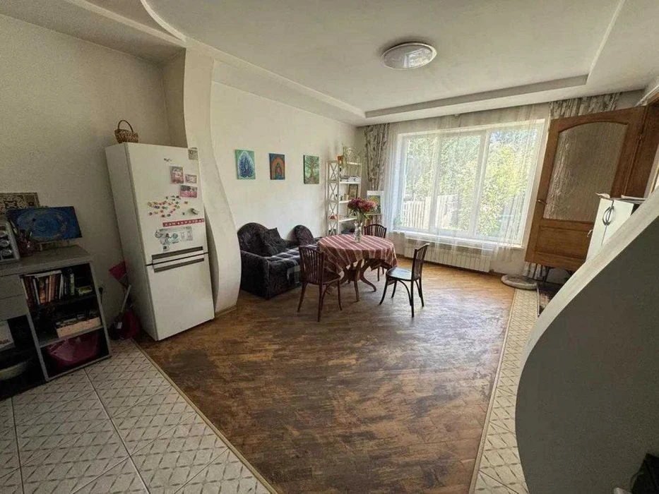 поверховий будинок з власною земельною ділянкою у ближньому