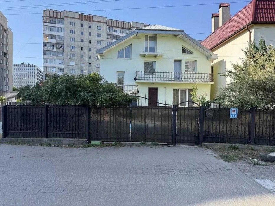 поверховий будинок з власною земельною ділянкою у ближньому