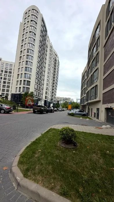 Продаж паркомісця