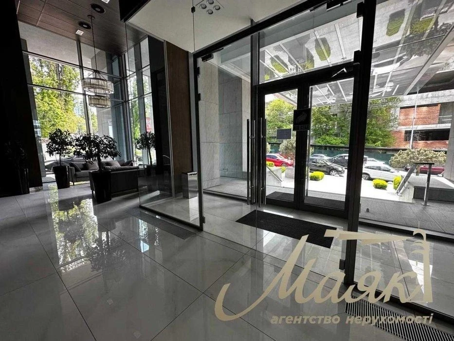 For sale 4-room apartment 177 m2 + terrace in the residential complex "Central park",