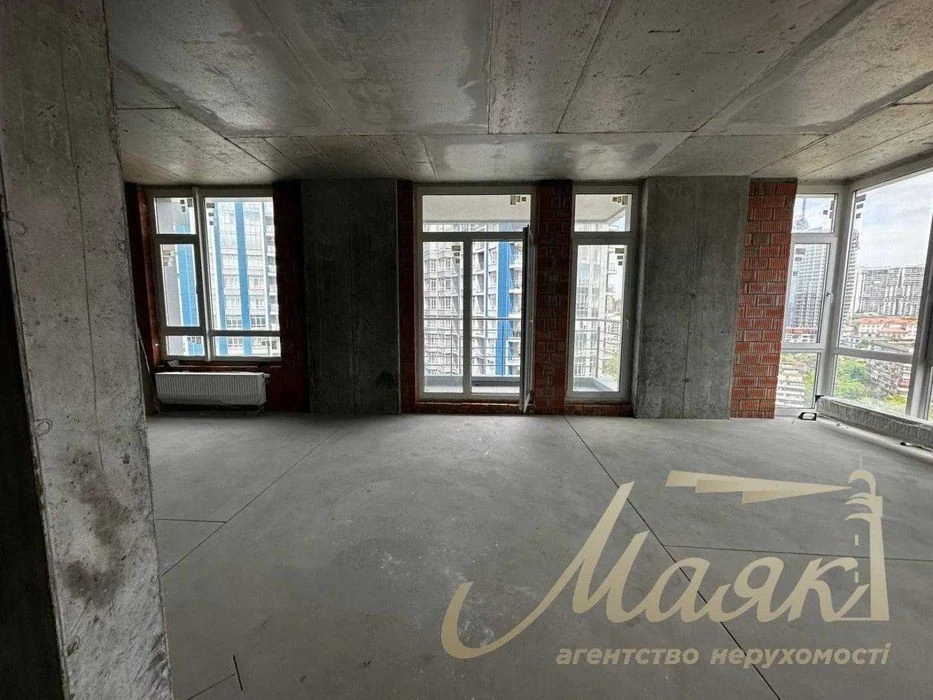 For sale 4-room apartment 177 m2 + terrace in the residential complex "Central park",