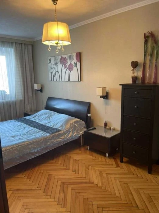 Продам 3 кімнатну квартиру в Слобідському районі.