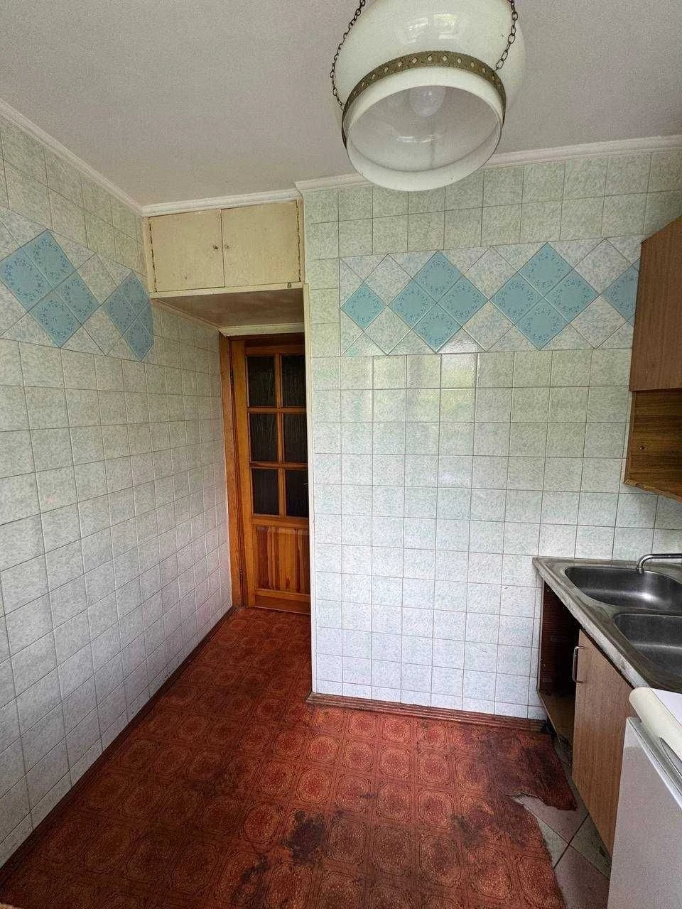 2-кімнатна 48 м² поверх - 3, цегляний будинок, газ, світло н