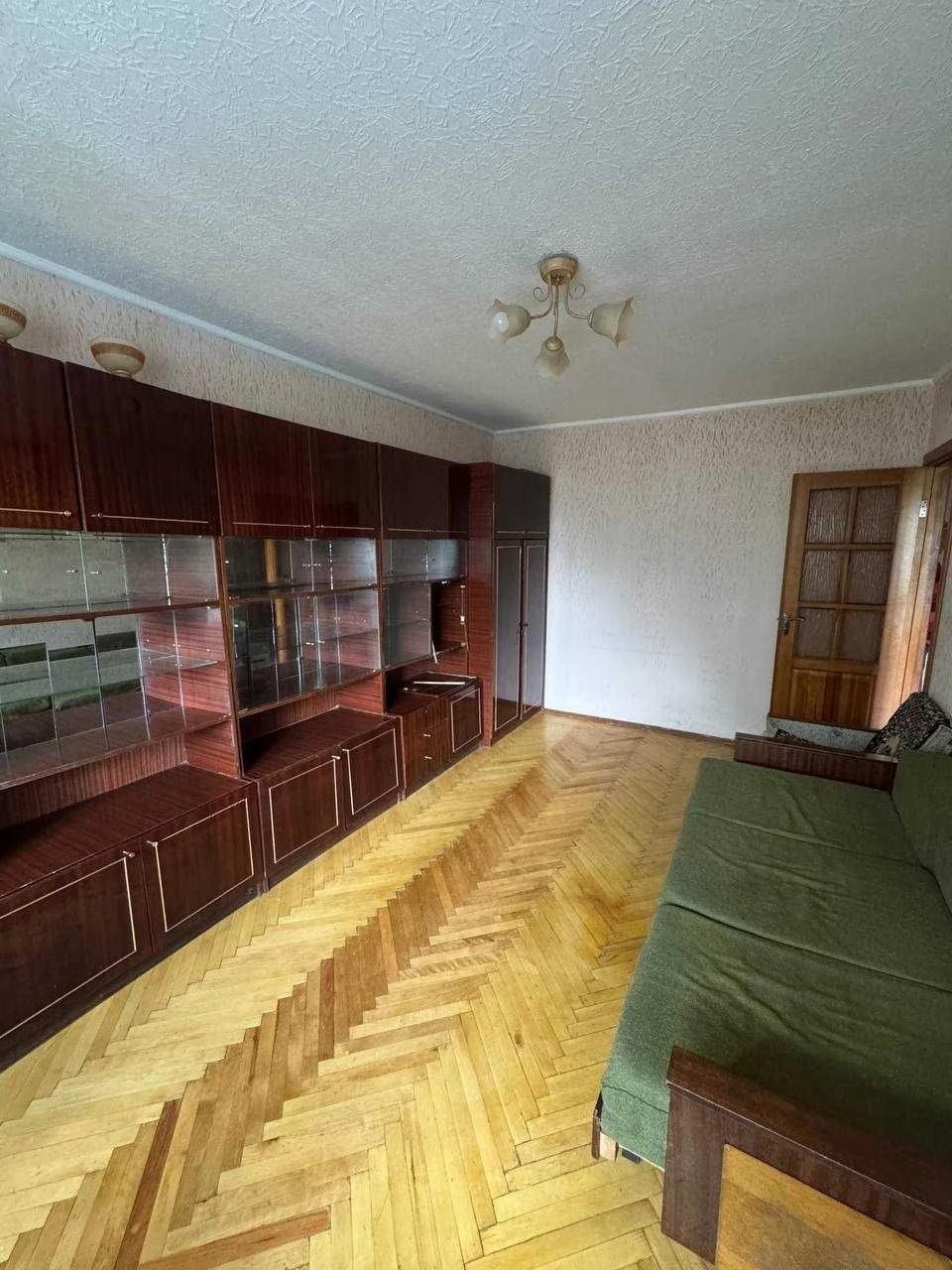 2-кімнатна 48 м² поверх - 3, цегляний будинок, газ, світло н