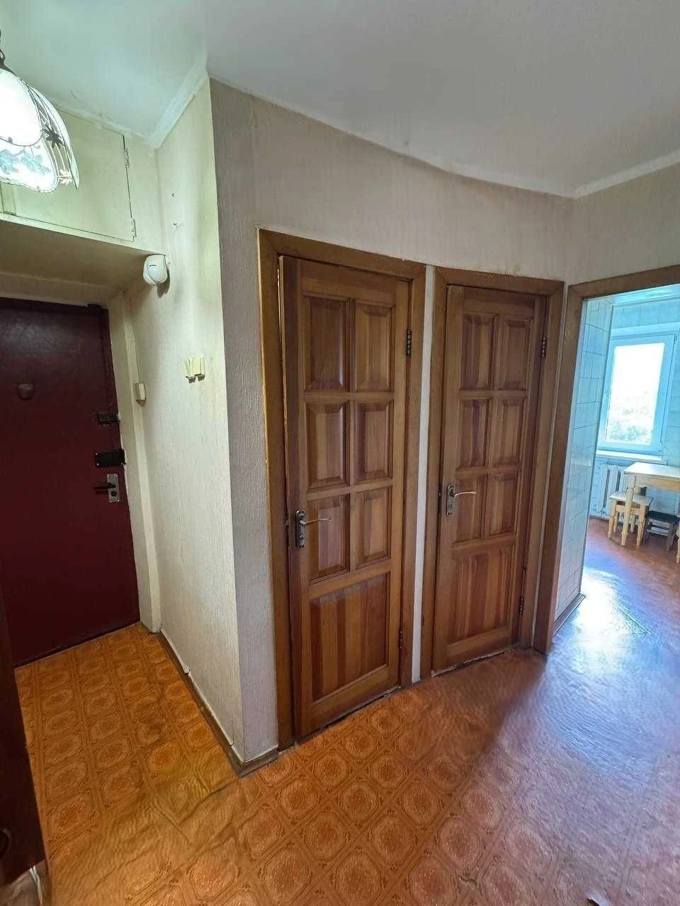 2-кімнатна 48 м² поверх - 3, цегляний будинок, газ, світло н