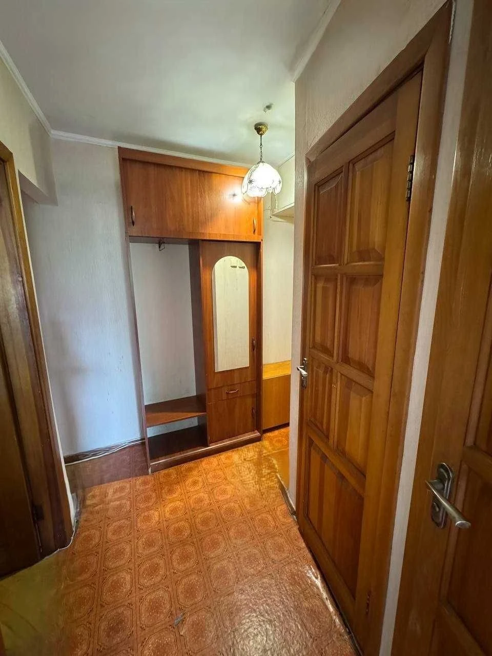 2-кімнатна 48 м² поверх - 3, цегляний будинок, газ, світло н