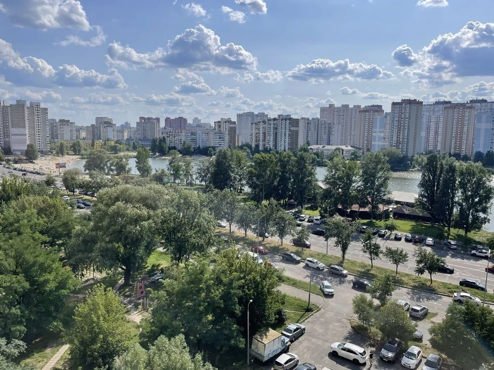 Продаж 2-кімнатної квартири з панорамою на озеро