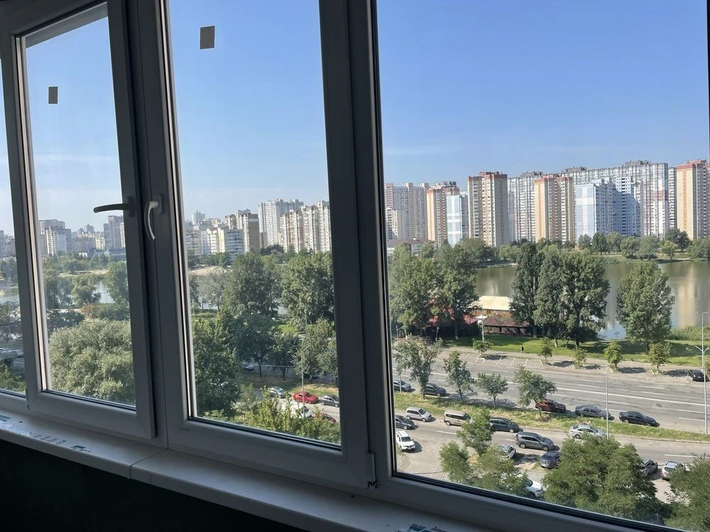 Продаж 2-кімнатної квартири з панорамою на озеро