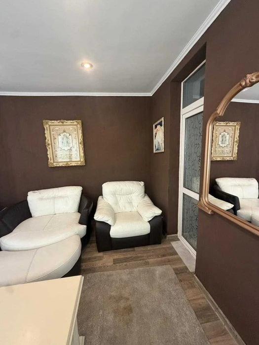 Продається 3 кімнатна , особнячого типу , ремонт, Херсонська