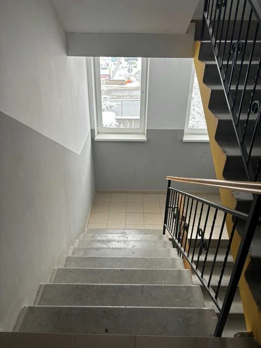 (3) I will sell a 2-room apartment in the Old Town, Avto district
