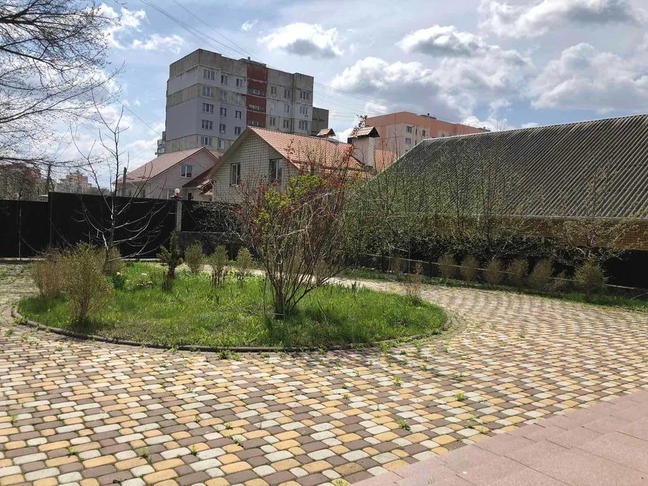 For sale a large house in the city center, 8387