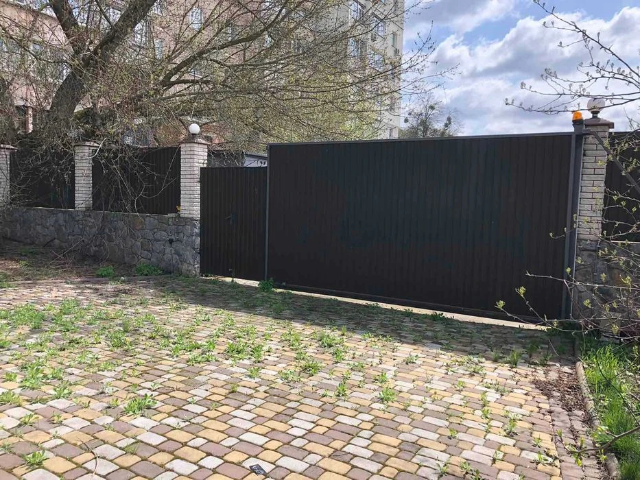 For sale a large house in the city center, 8387