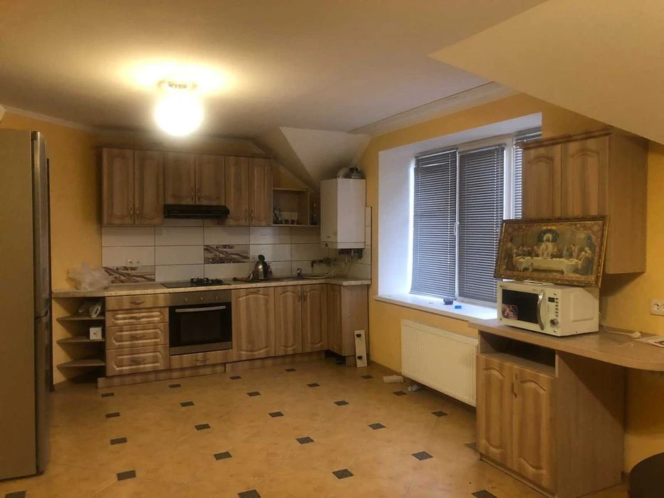 For sale a large house in the city center, 8387