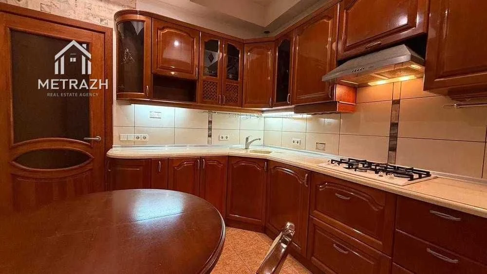 Продам 2к квартиру 72м2, Центр, метро Майдан Конституции, ра
