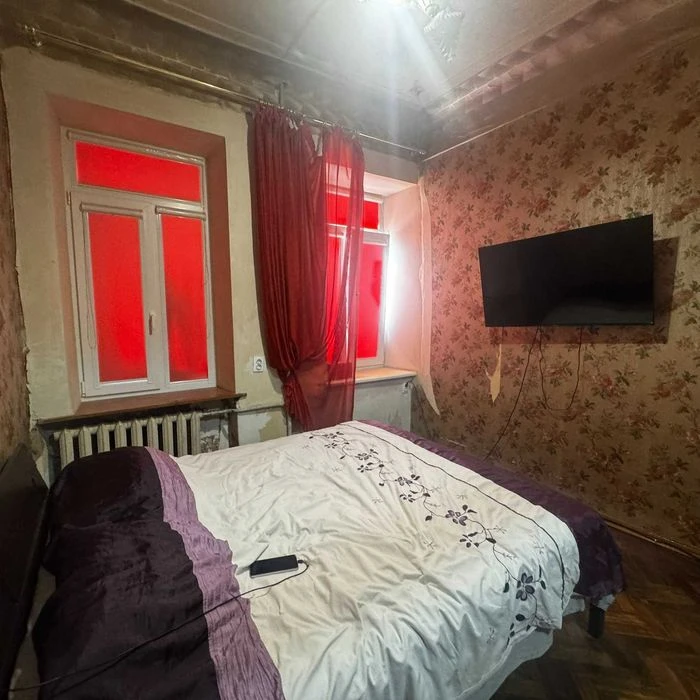 For sale spacious 3-room apartment 93 m² in the historical center, near