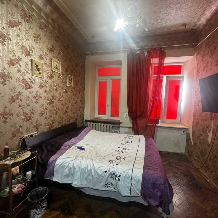 For sale spacious 3-room apartment 93 m² in the historical center, near