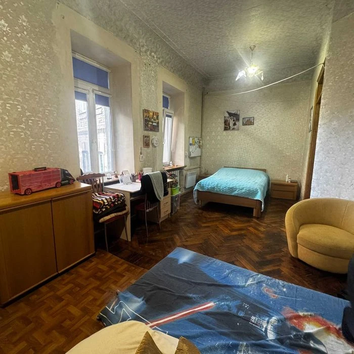For sale spacious 3-room apartment 93 m² in the historical center, near