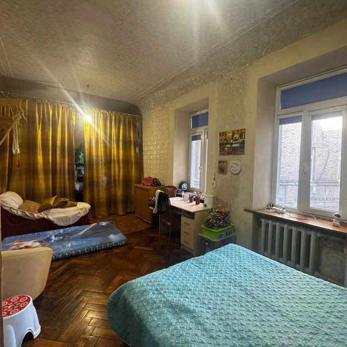 For sale spacious 3-room apartment 93 m² in the historical center, near
