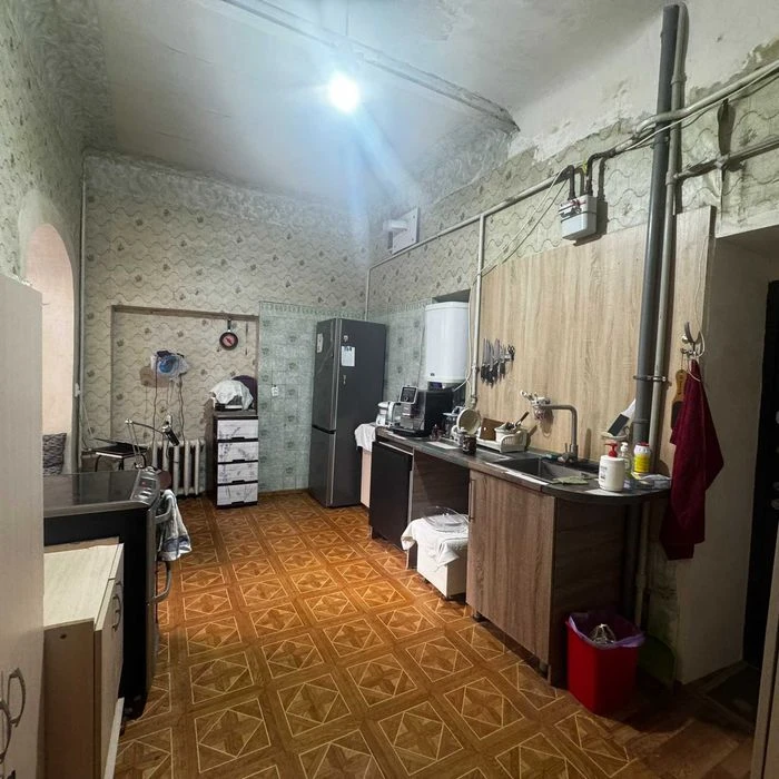 For sale spacious 3-room apartment 93 m² in the historical center, near