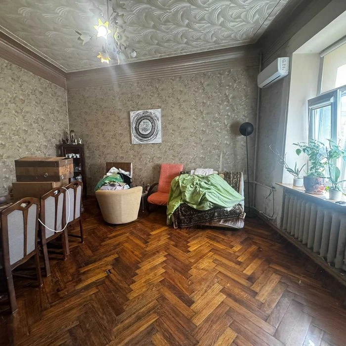 For sale spacious 3-room apartment 93 m² in the historical center, near