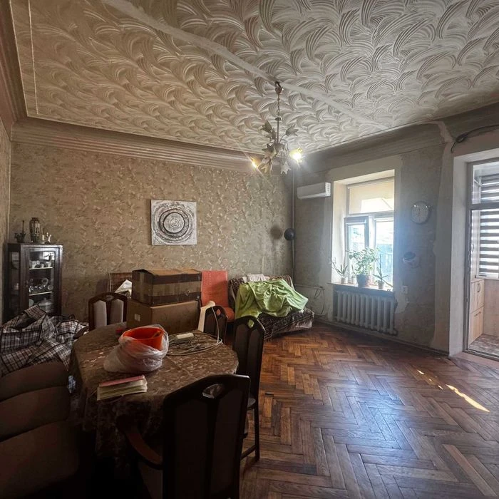 For sale spacious 3-room apartment 93 m² in the historical center, near