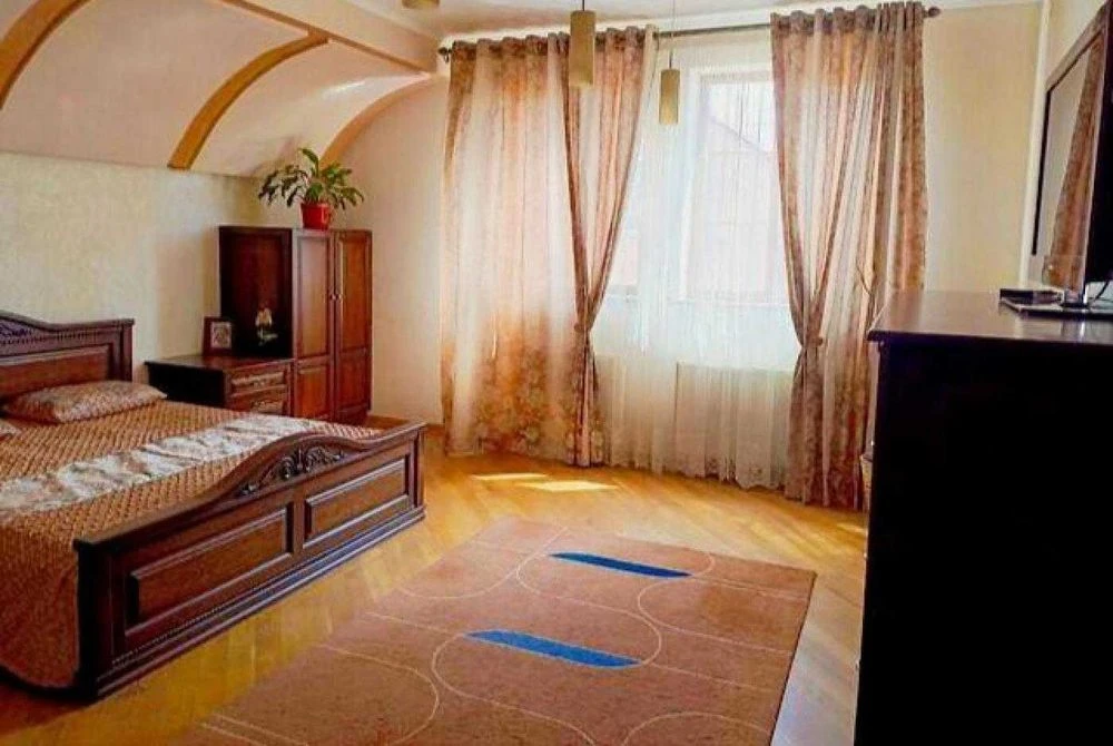 Продається 2 поверховий будинок з дизайнерським ремонтом і з
